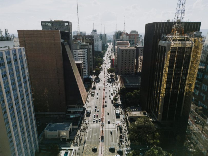 Pessoa usando smartphone para atendimento por mensagens em escritório de São Paulo