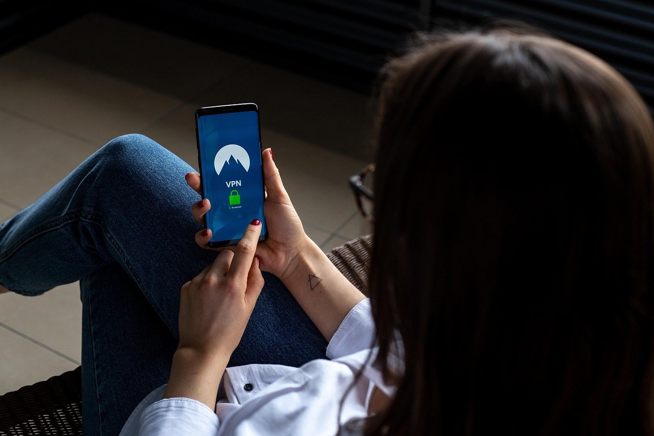 Adolescentes ajustando configurações de privacidade em smartphone durante navegação