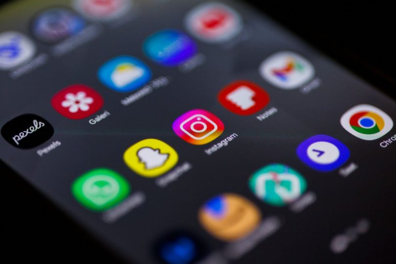 Smartphone mostrando landing page otimizada com gráficos de performance