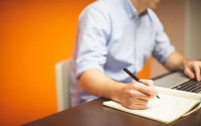 Pessoa conferindo site gerado por criador de sites com IA em laptop