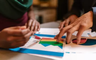 Equipe de marketing e TI reunida analisando requisitos de governança e integração de automação