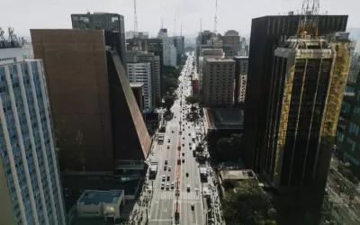 Pessoa usando smartphone para atendimento por mensagens em escritório de São Paulo