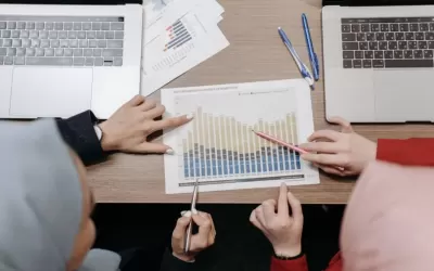 Pessoa observando telas com gráficos de vendas, anúncios e automação em tempo real