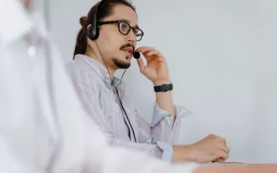Tela de smartphone mostrando conversa automática e agente humano colaborando em atendimento