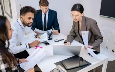 Equipe empresarial analisando documentos e relatórios de conformidade de inteligência artificial