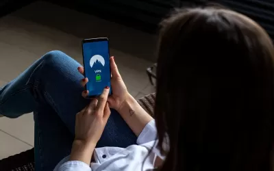 Adolescentes ajustando configurações de privacidade em smartphone durante navegação