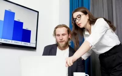 Equipe de marketing usando conteúdo jornalístico licenciado para gerar textos com IA
