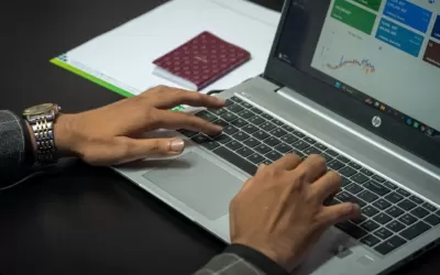 Empreendedor verificando painel do Perfil da Empresa no Google com métricas de tráfego e ações locais