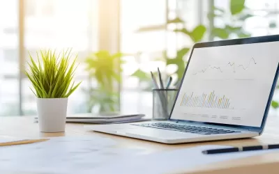 Profissional analisando métricas de desempenho e conteúdo em laptop