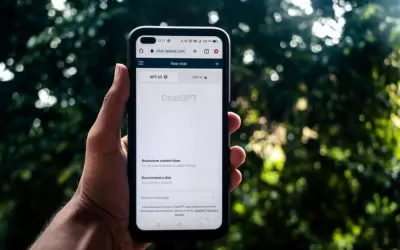Pessoa avaliando tela com conversa de chatbot e checklists de conformidade