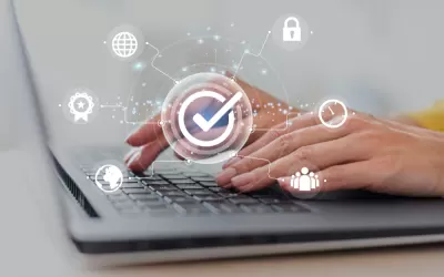 Mesa de trabalho minimalista com laptop e ícones de privacidade digital representando conformidade LGPD