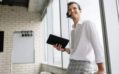 Equipe de atendimento ao cliente trabalhando com assistente de IA e monitoramento de qualidade