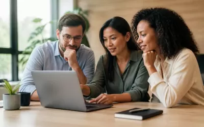 Equipe de marketing revisando templates de e-mail e WhatsApp em laptop visando conformidade LGPD