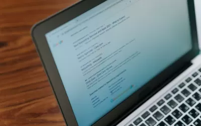 Profissional otimizando imagens e vídeos para melhorar Core Web Vitals e conversão