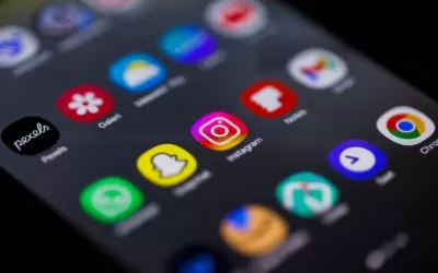 Smartphone mostrando landing page otimizada com gráficos de performance